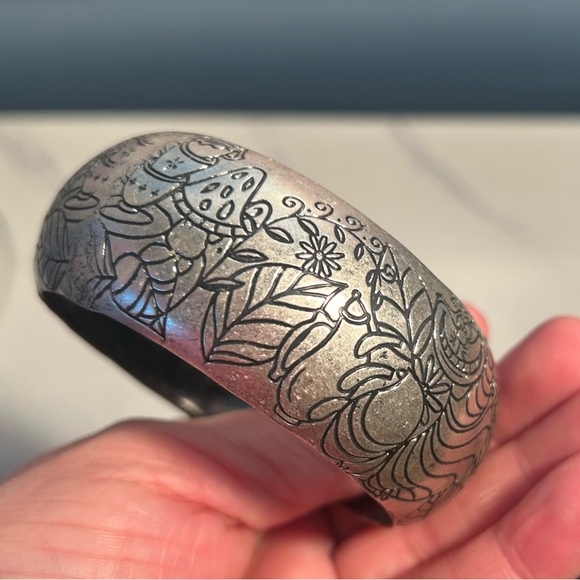 Disney Alice In Wonderland Cheshire Bangle - Picture 8 of 11